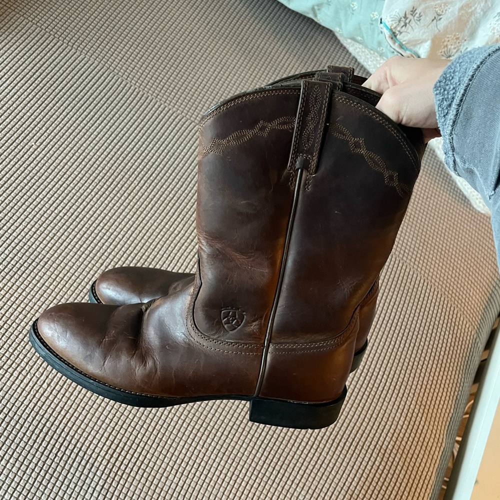 SOLD Ariat brown leather cowgirl boots